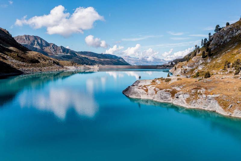 Lac d'un bleu profond au barrage du Cleuson à Nendaz