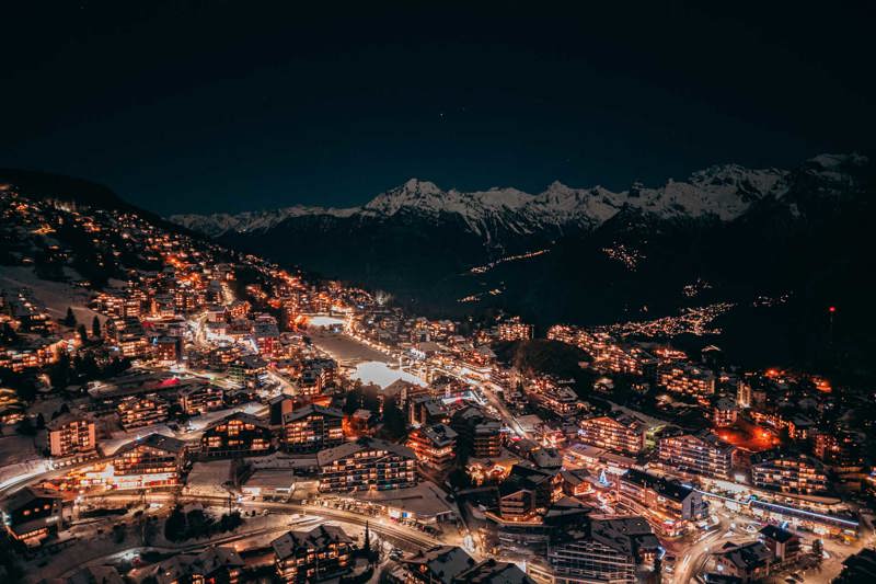 Le village de Nendaz vue du haut la nuit et en hiver