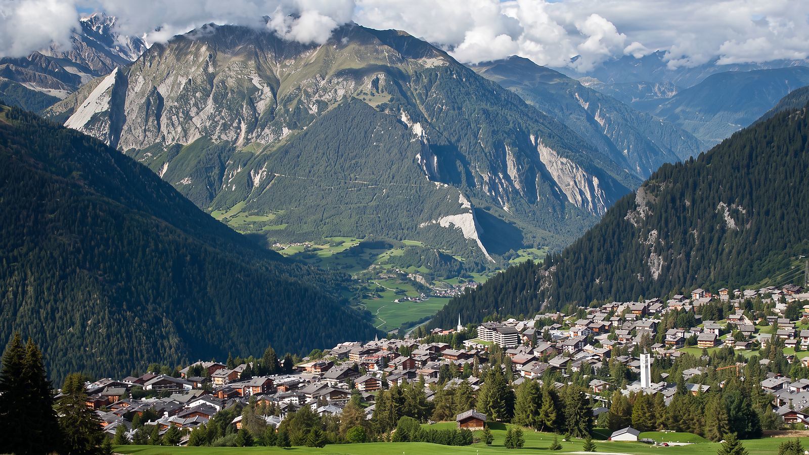 Verbier en été : le village et le Val de Bagnes vus depuis les hauteurs