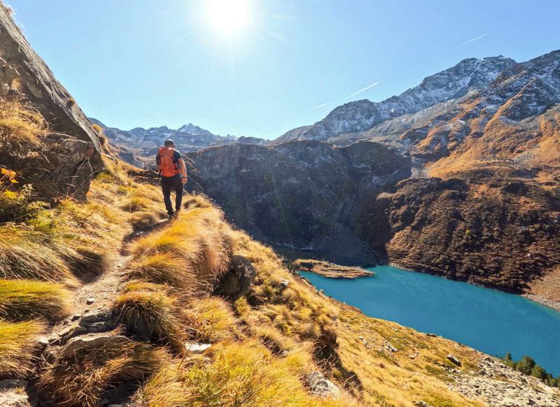 Randonneur au lac de Cleuson en été