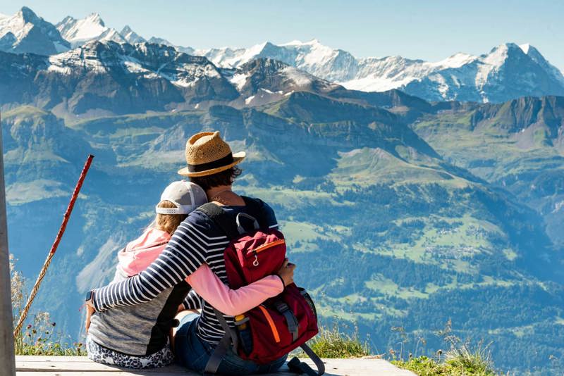 Une mère et sa fille à la montagne