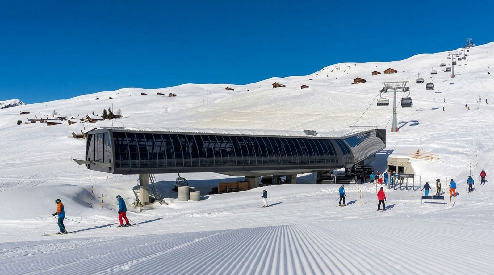 Gare du Télémixte Esserts-Savoleyres à Verbier en hiver, skieurs sur la piste vers La Tzoumaz